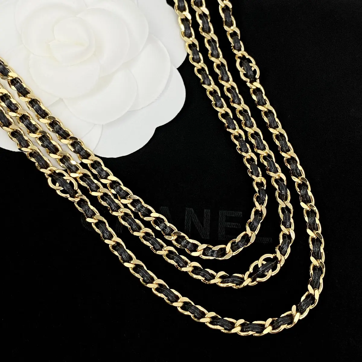 Accessories Style Black Leather Chain Bag Lookbook Reference image 4