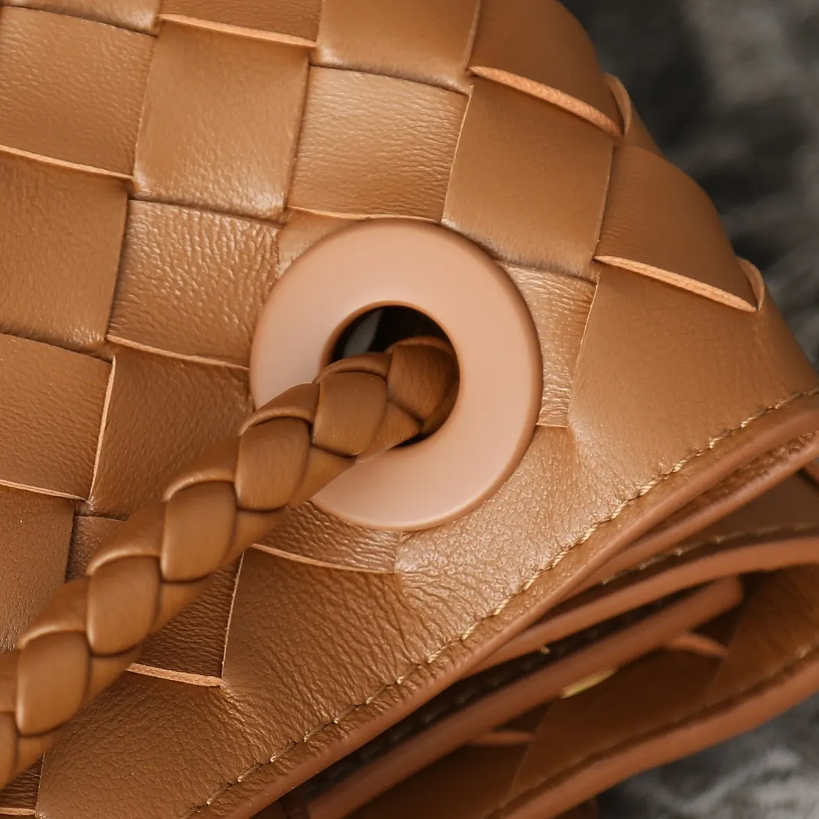 Bottega Veneta Style Beige Leather Bag Lookbook Reference image 6