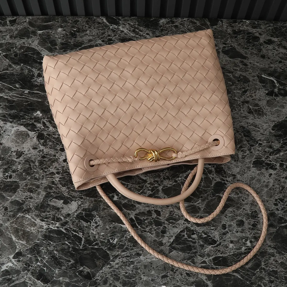 Bottega Veneta Style Beige Leather Bag Lookbook Reference image 5