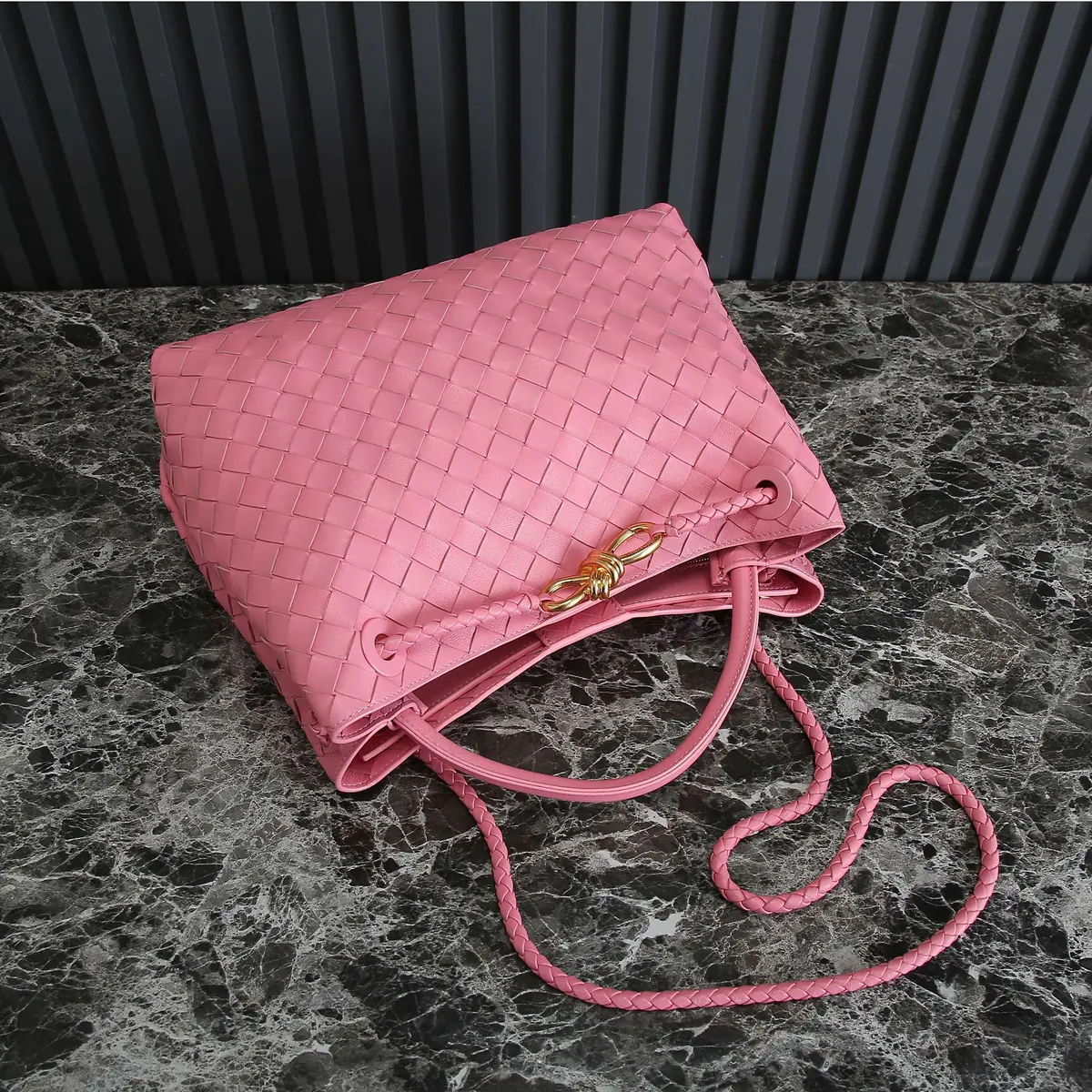 Bottega Veneta Style Beige Leather Bag Lookbook Reference image 4