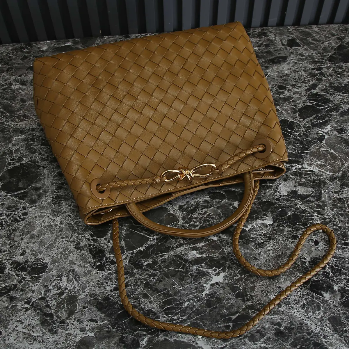 Bottega Veneta Style Beige Leather Bag Lookbook Reference image 4