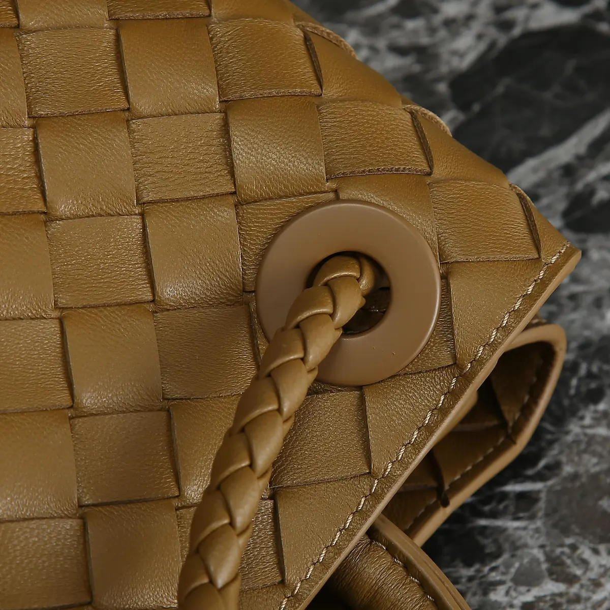 Bottega Veneta Style Beige Leather Bag Lookbook Reference image 5