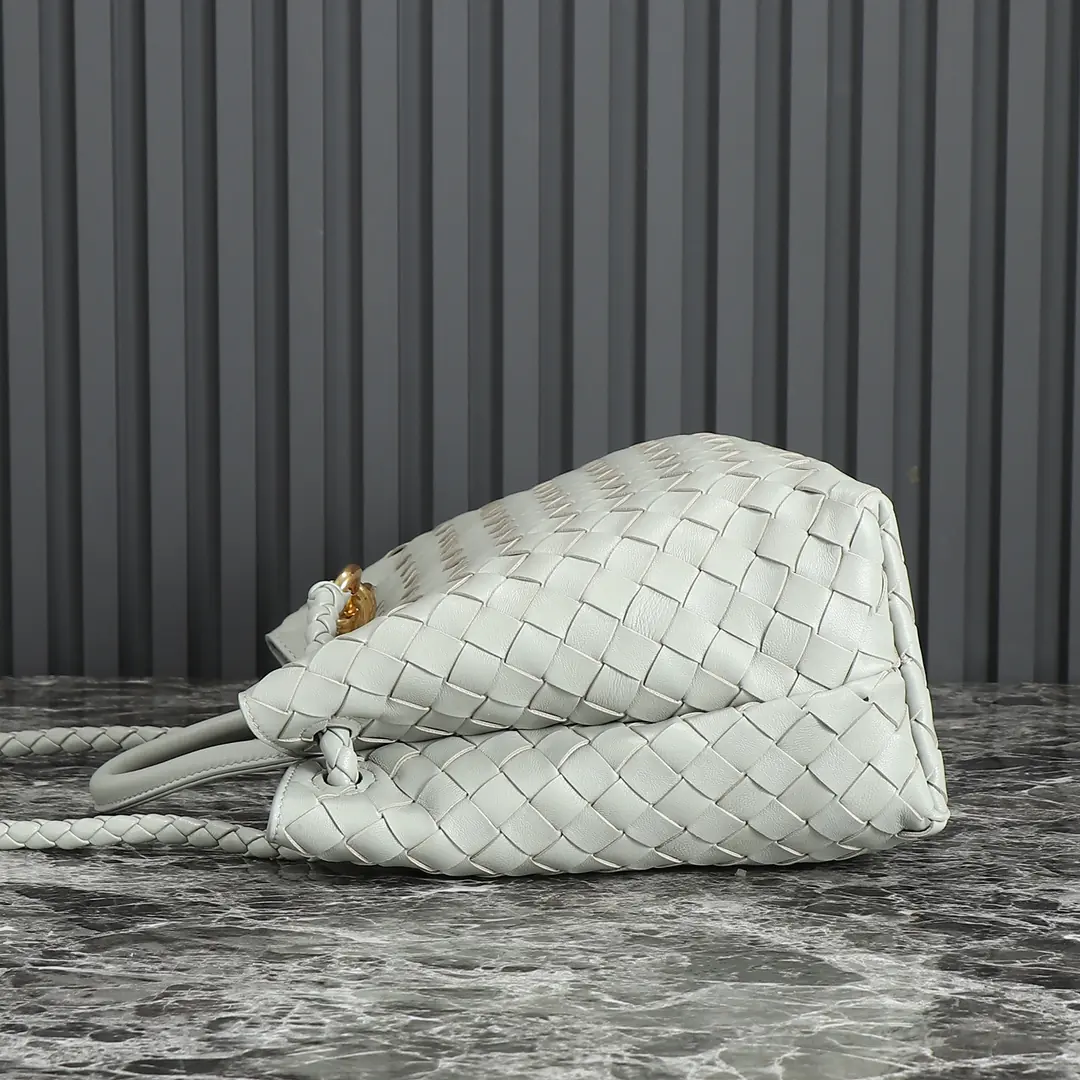 Bottega Veneta Style Beige Leather Bag Lookbook Reference image 3