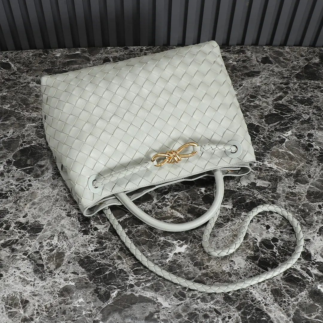 Bottega Veneta Style Beige Leather Bag Lookbook Reference image 5