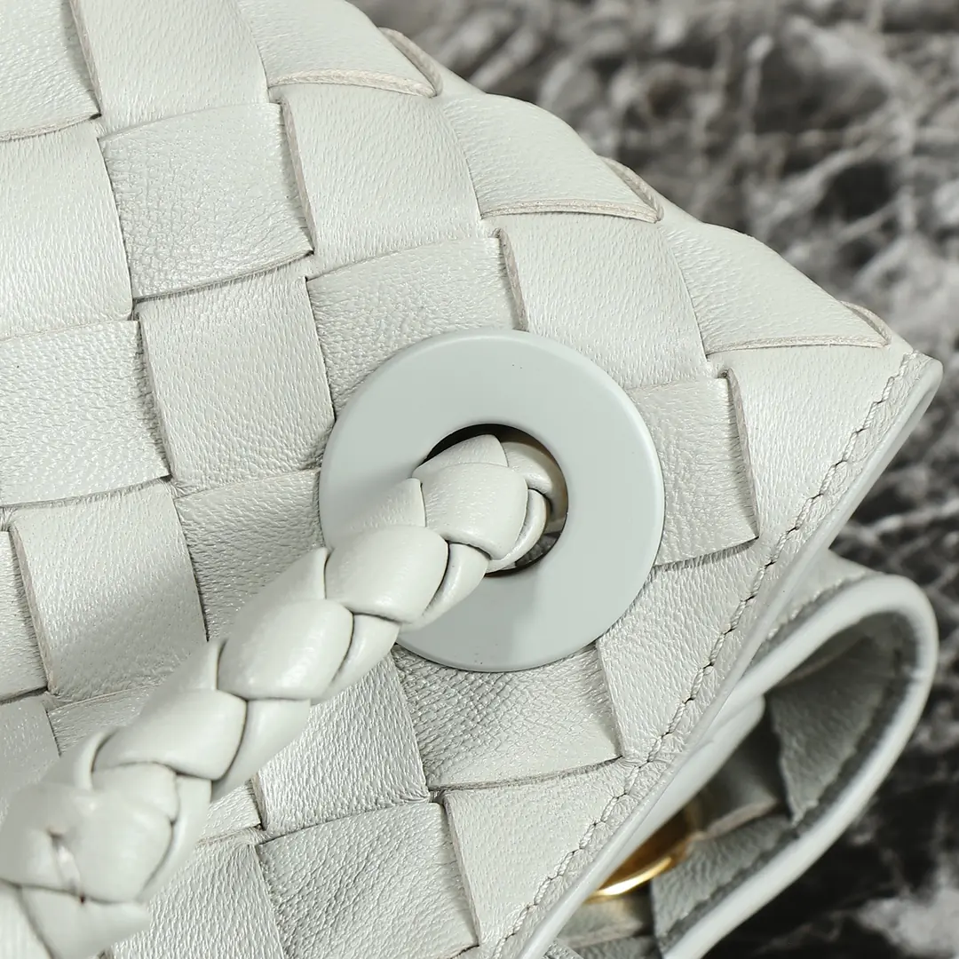 Bottega Veneta Style Beige Leather Bag Lookbook Reference image 6