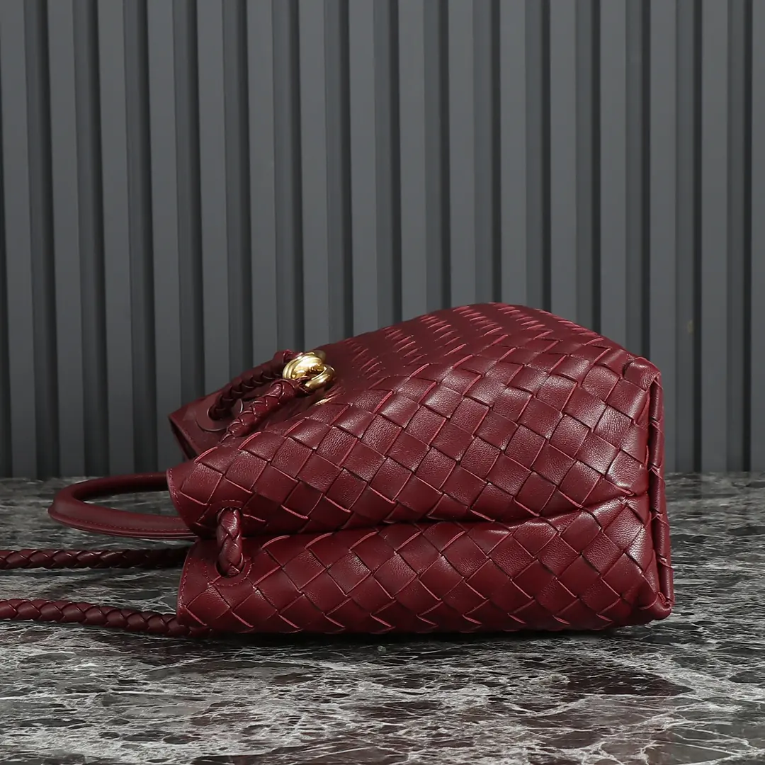 Bottega Veneta Style Beige Leather Bag Lookbook Reference image 3