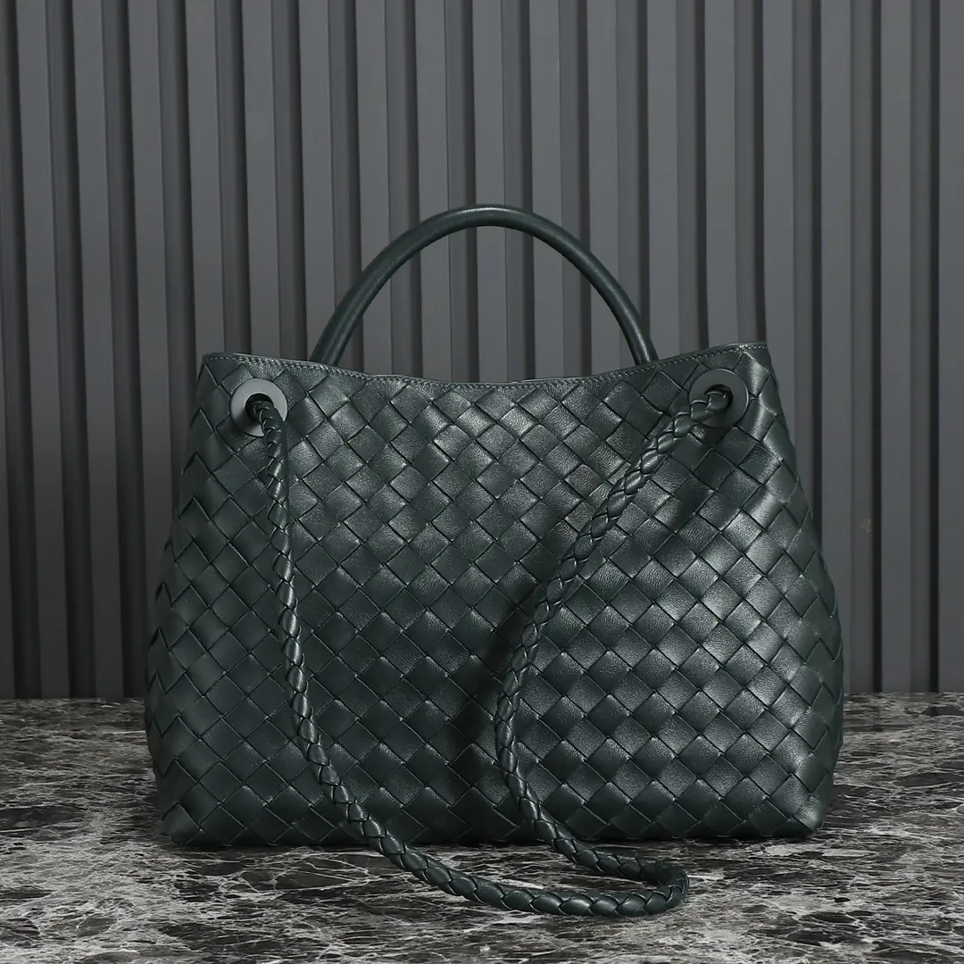 Bottega Veneta Style Beige Leather Bag Lookbook Reference image 3