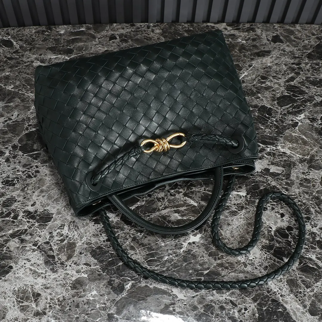Bottega Veneta Style Beige Leather Bag Lookbook Reference image 5