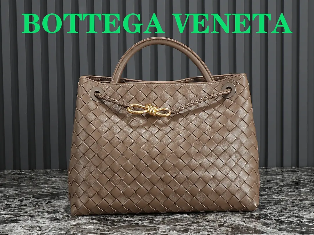 Bottega Veneta Style Beige Leather Bag Lookbook Reference image 1