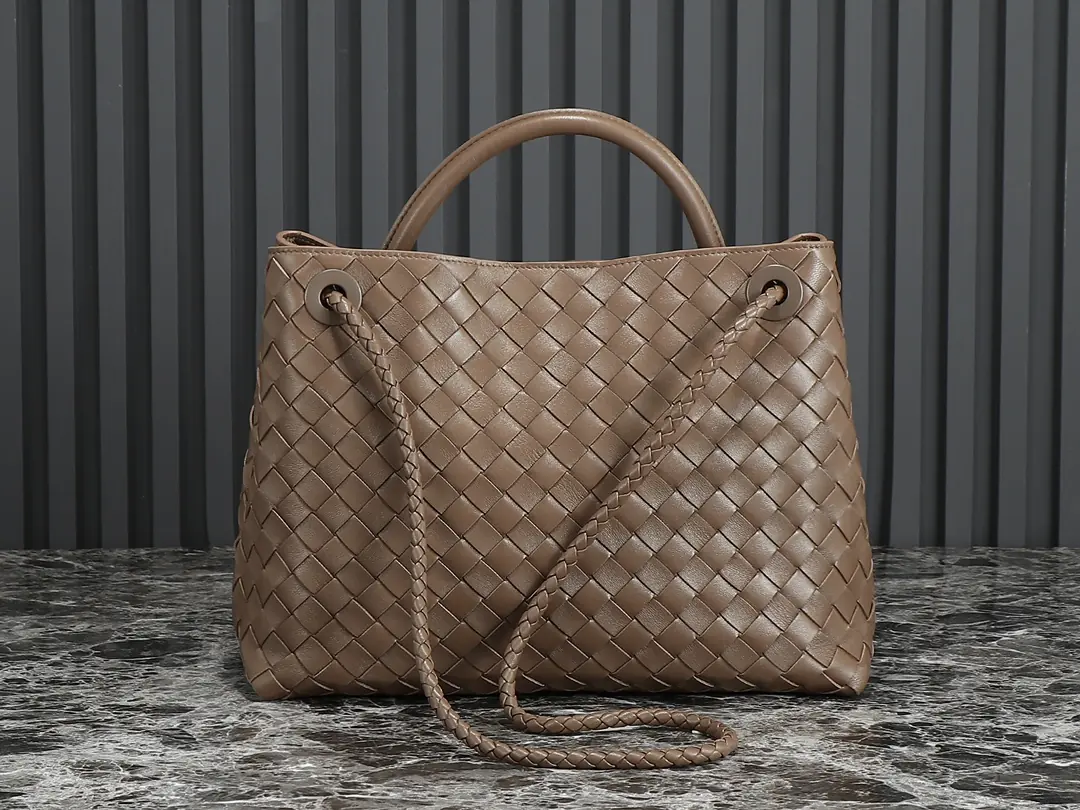 Bottega Veneta Style Beige Leather Bag Lookbook Reference image 2