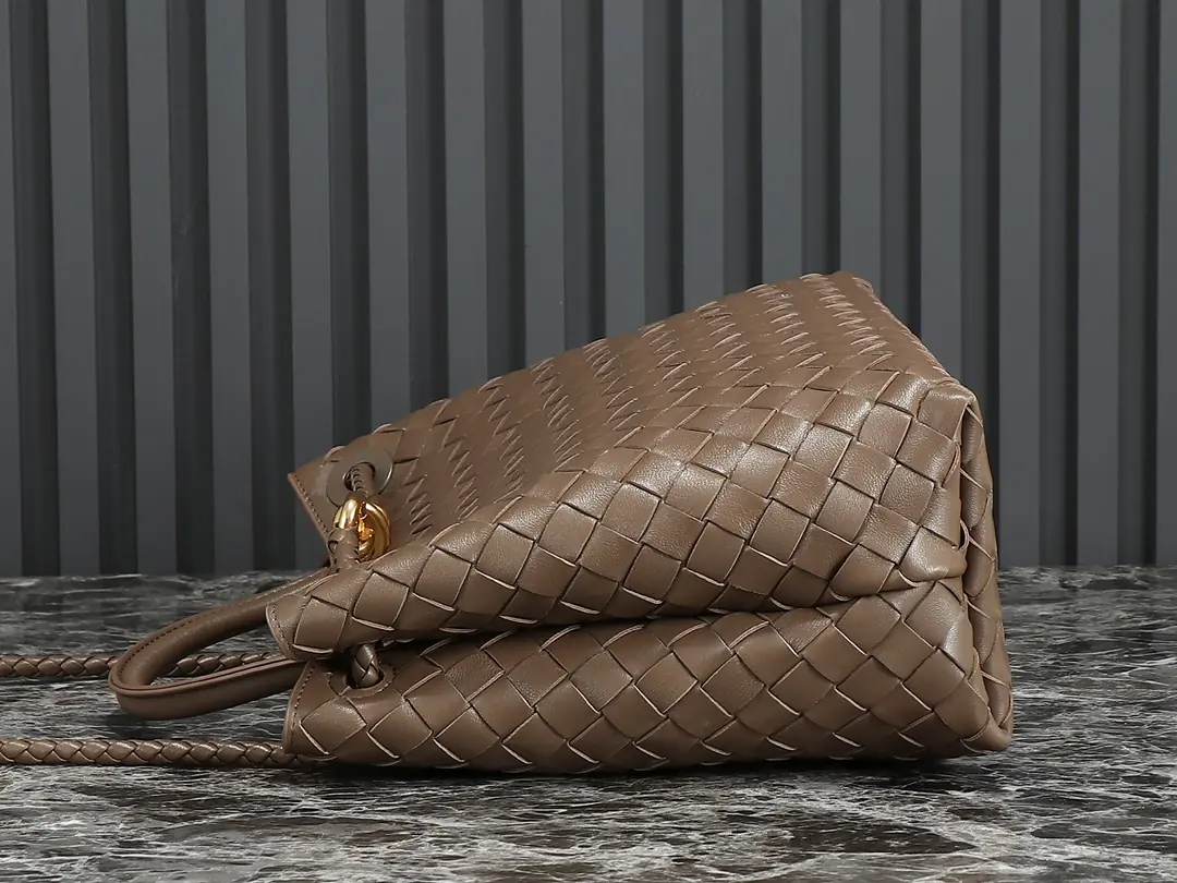 Bottega Veneta Style Beige Leather Bag Lookbook Reference image 3