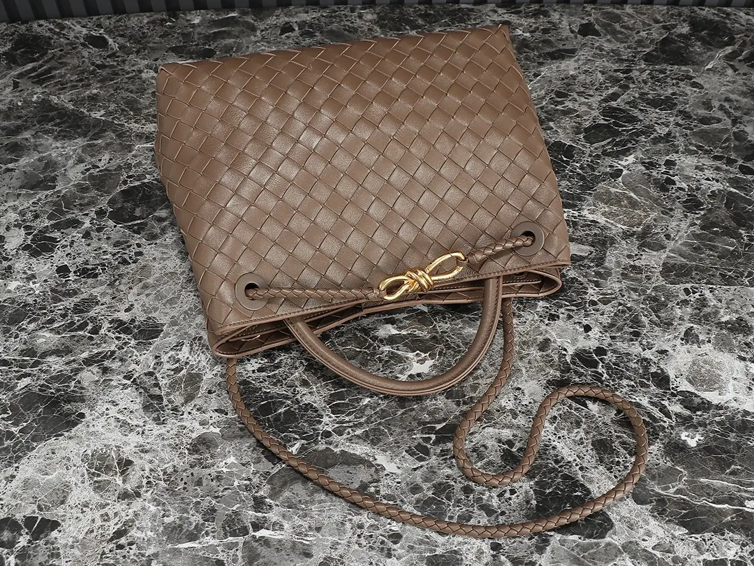 Bottega Veneta Style Beige Leather Bag Lookbook Reference image 4