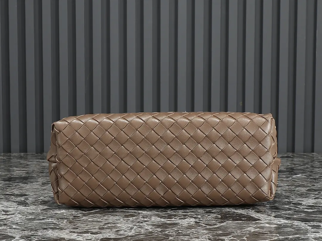 Bottega Veneta Style Beige Leather Bag Lookbook Reference image 6