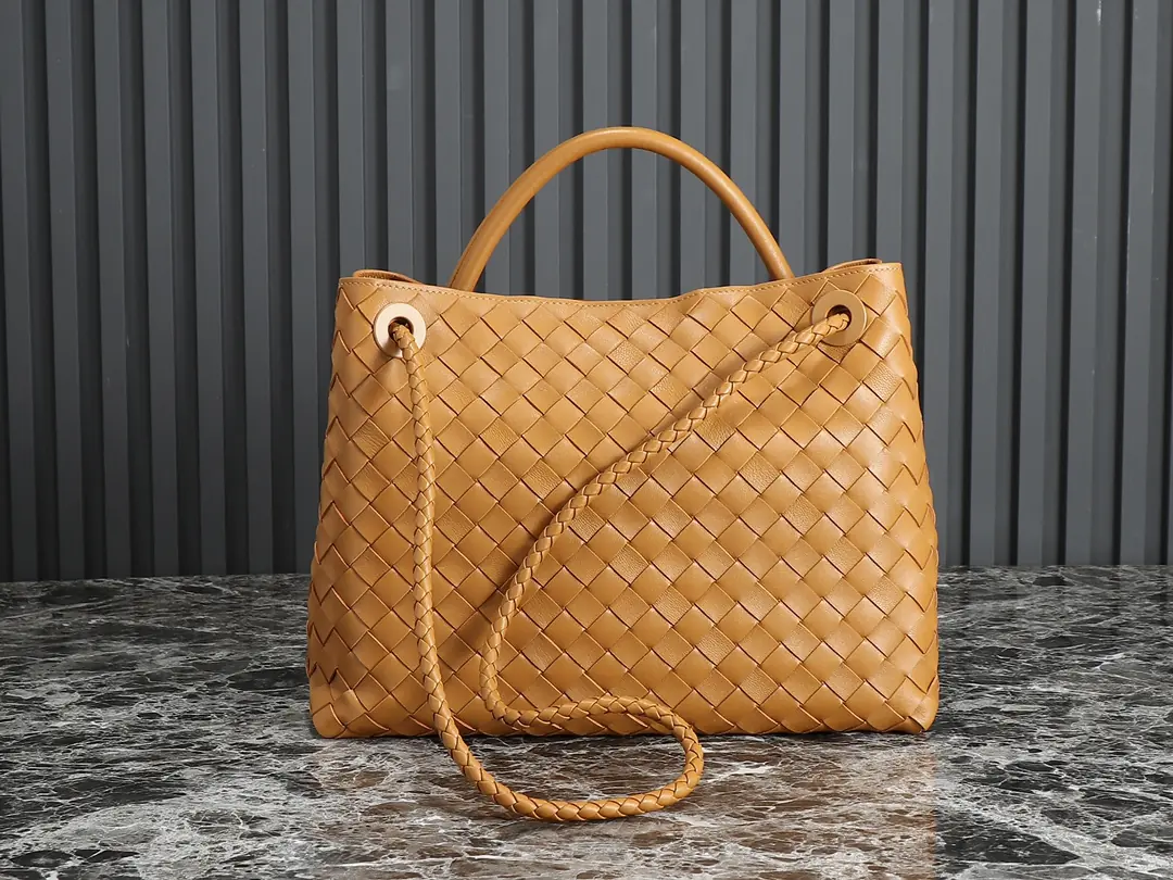 Bottega Veneta Style Beige Leather Bag Lookbook Reference image 2