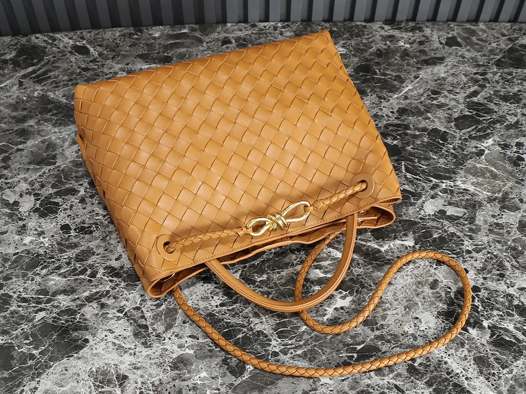 Bottega Veneta Style Beige Leather Bag Lookbook Reference image 3