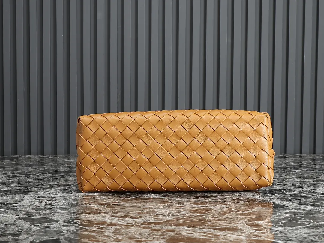 Bottega Veneta Style Beige Leather Bag Lookbook Reference image 4