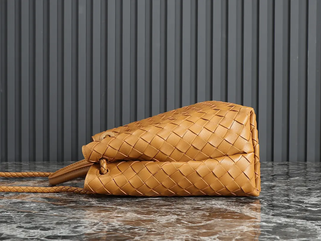 Bottega Veneta Style Beige Leather Bag Lookbook Reference image 5