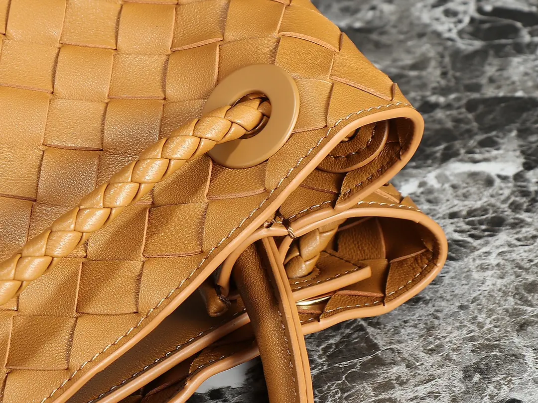 Bottega Veneta Style Beige Leather Bag Lookbook Reference image 6