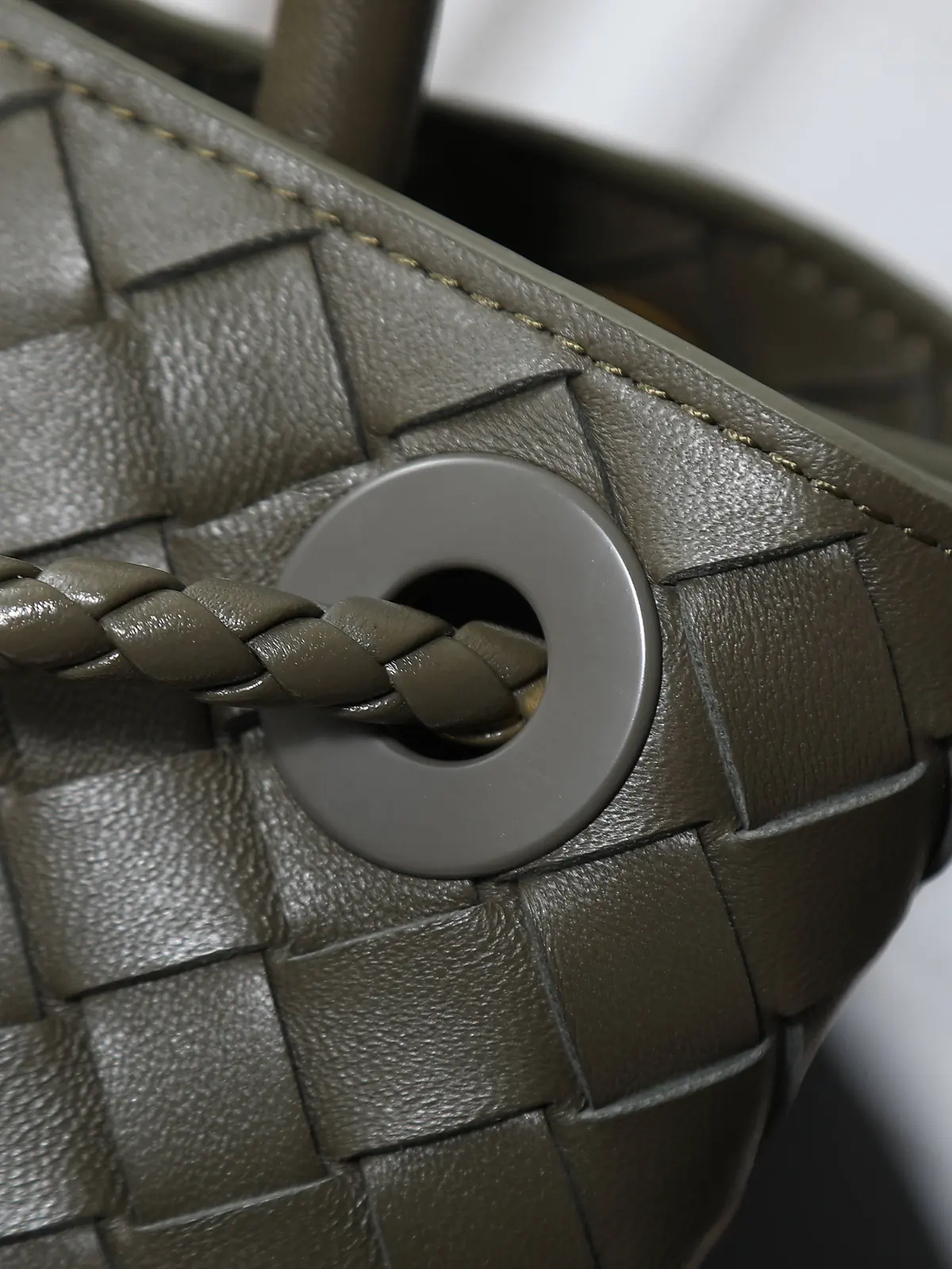 Bottega Veneta Style Beige Leather Bag Lookbook Reference image 4