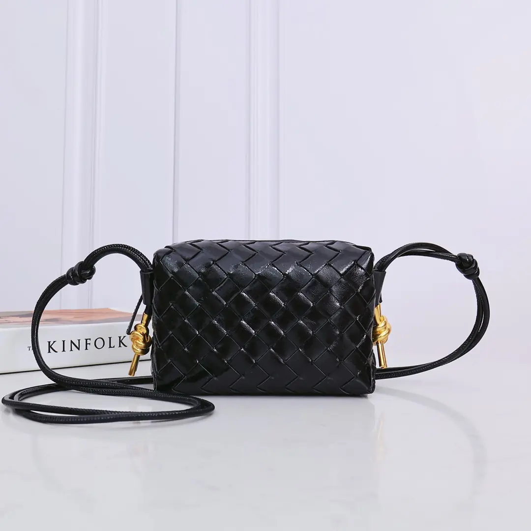 Bottega Veneta Style Black Leather Bag Lookbook Reference image 1