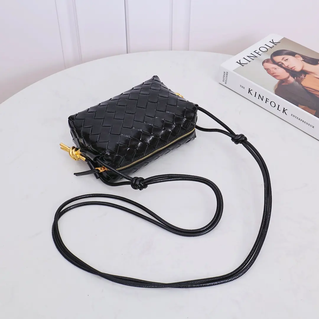 Bottega Veneta Style Black Leather Bag Lookbook Reference image 3