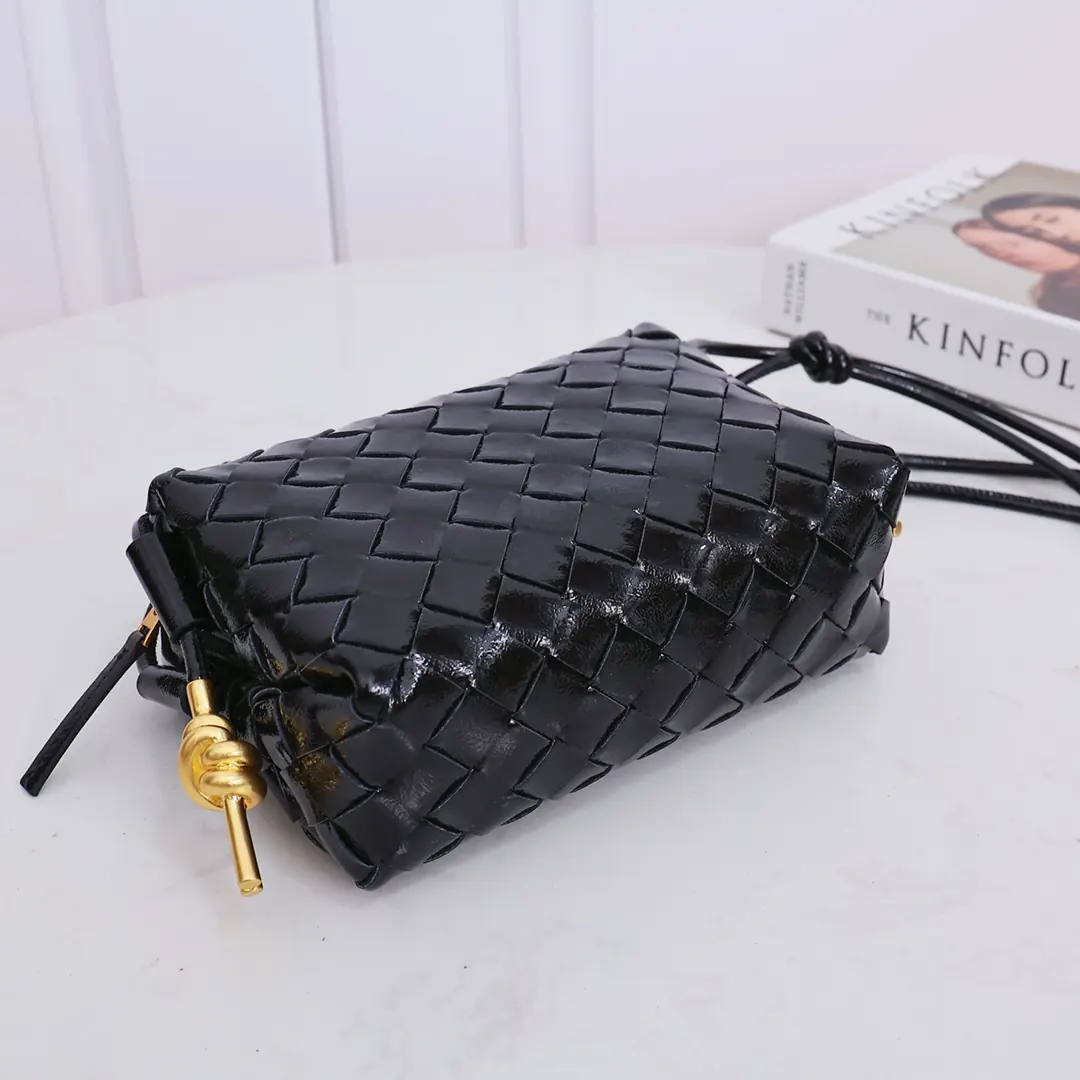 Bottega Veneta Style Black Leather Bag Lookbook Reference image 4