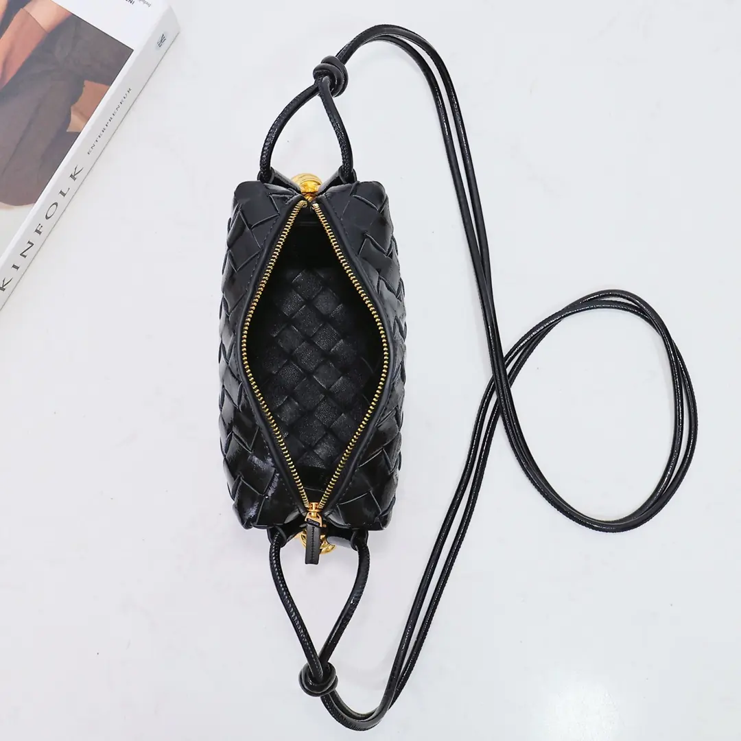 Bottega Veneta Style Black Leather Bag Lookbook Reference image 5