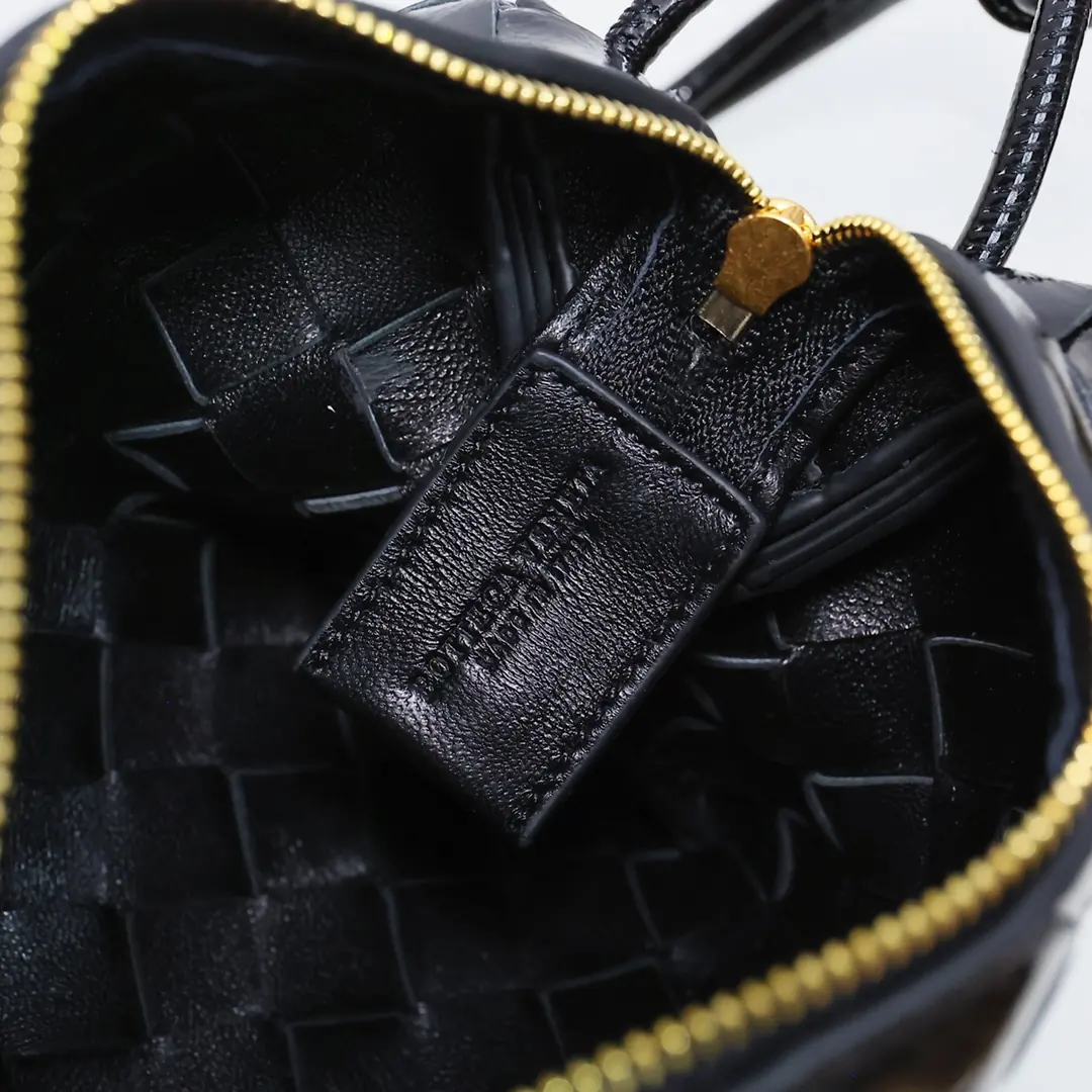 Bottega Veneta Style Black Leather Bag Lookbook Reference image 6