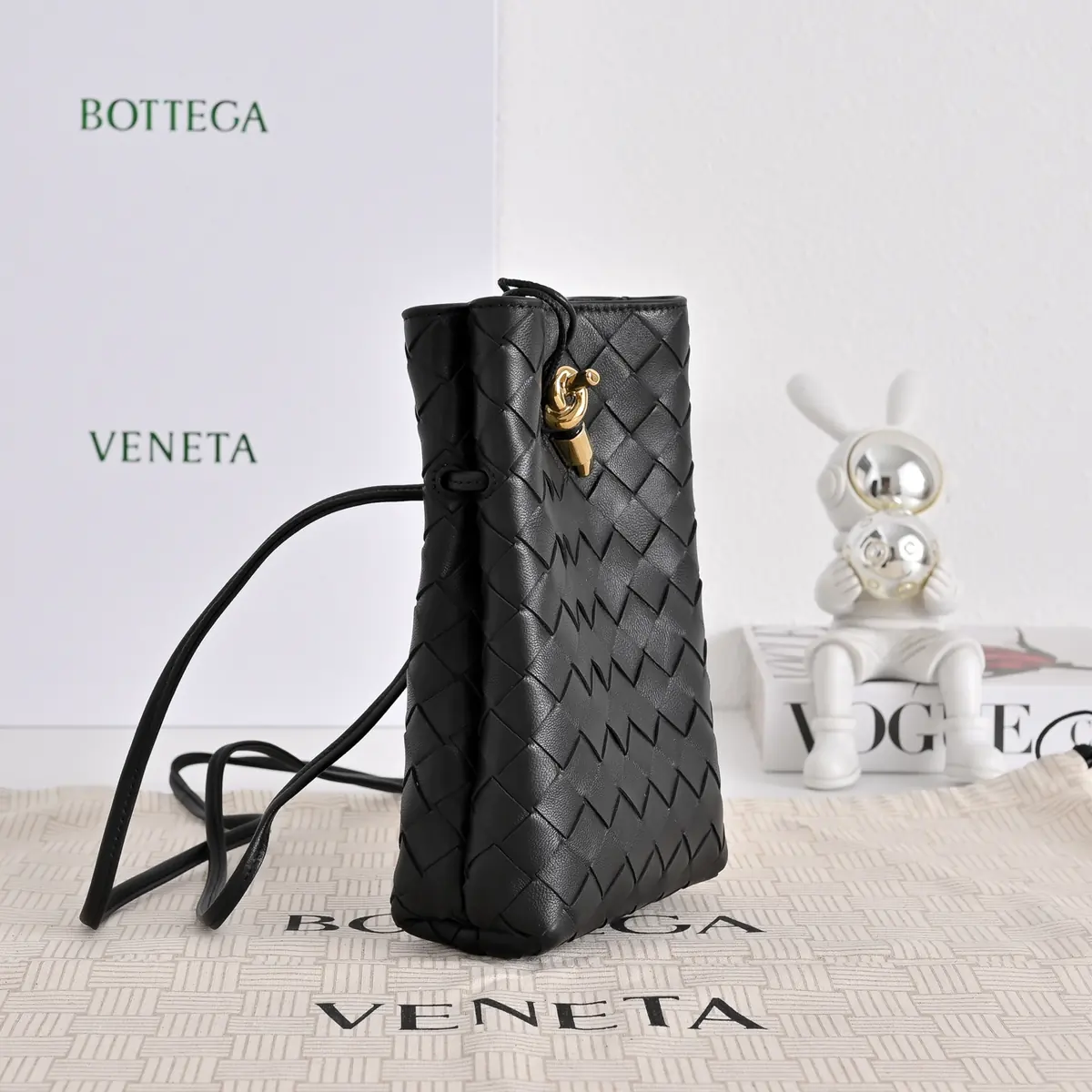 Bottega Veneta Style Black Leather Shoulder Bag Lookbook Reference image 2