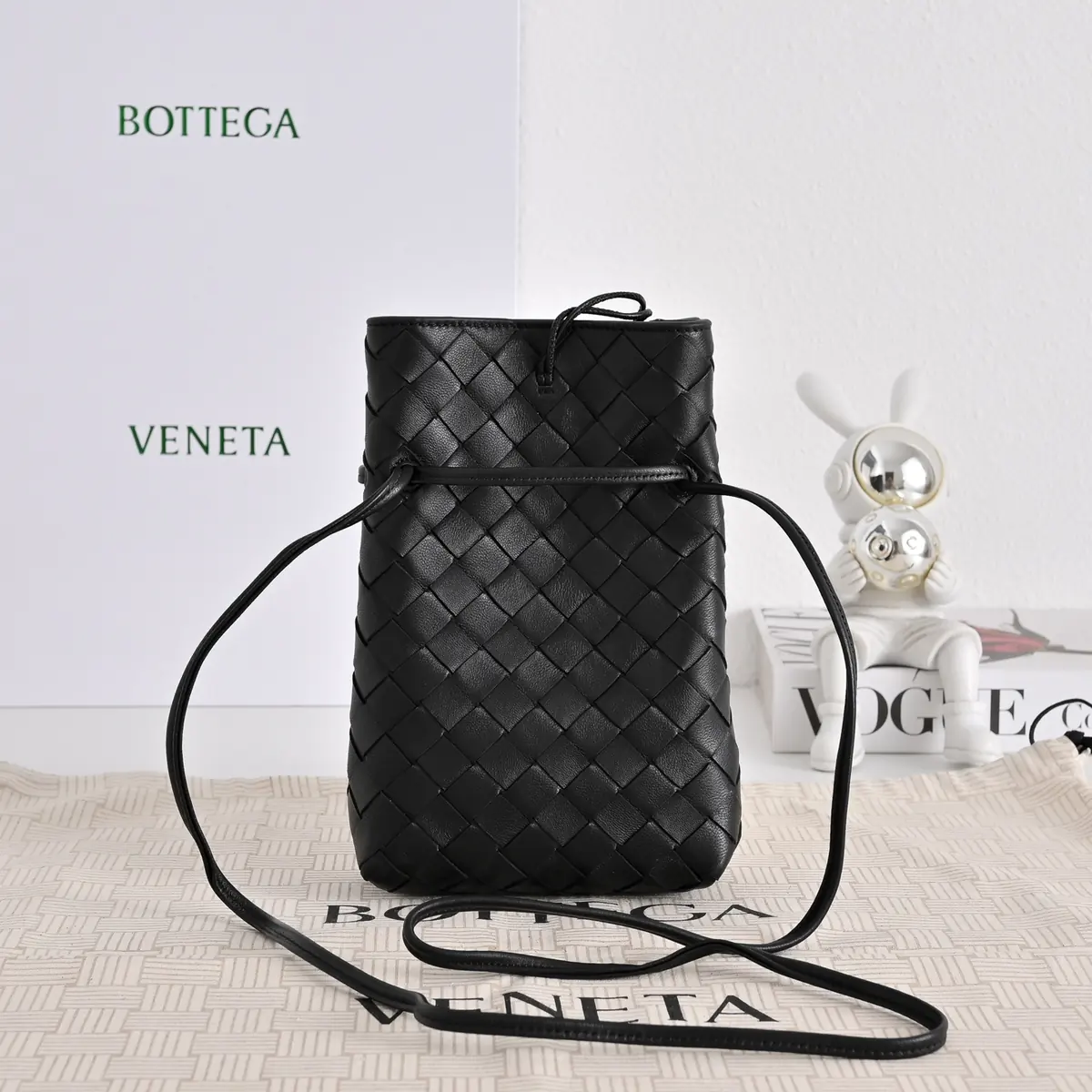 Bottega Veneta Style Black Leather Shoulder Bag Lookbook Reference image 3