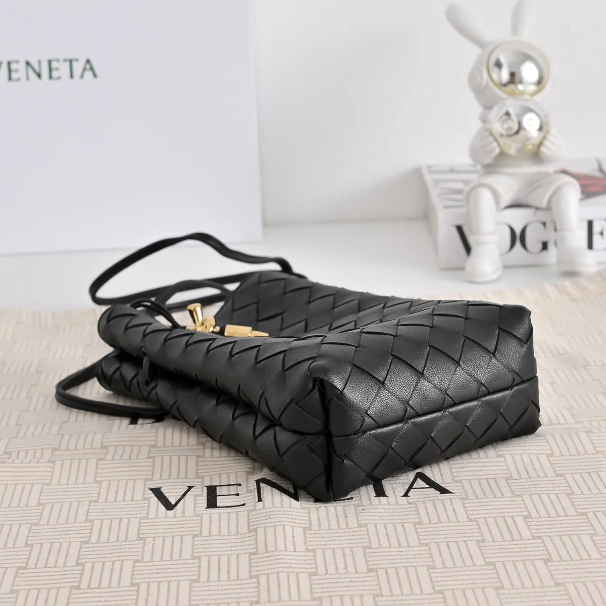 Bottega Veneta Style Black Leather Shoulder Bag Lookbook Reference image 4