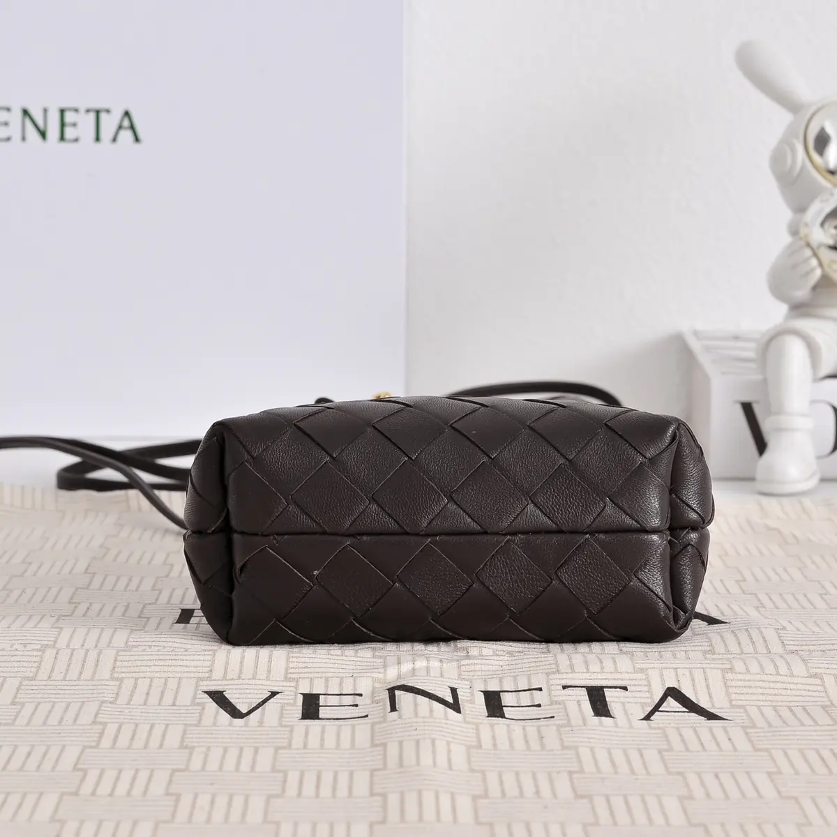 Bottega Veneta Style Brown Leather Shoulder Bag Lookbook Reference image 4