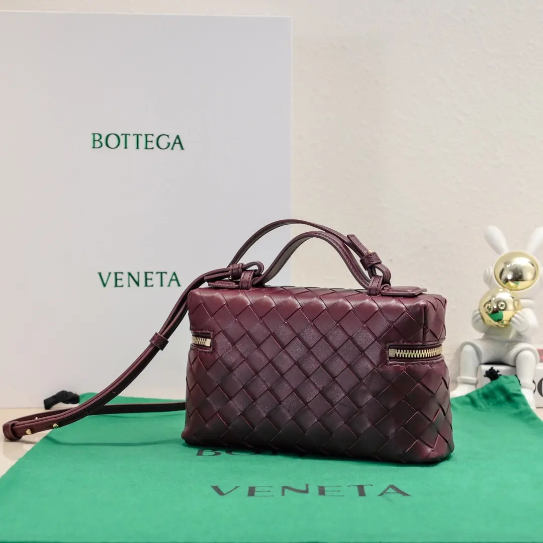 Bottega Veneta Style Crossbody Bag Lookbook Reference image 2