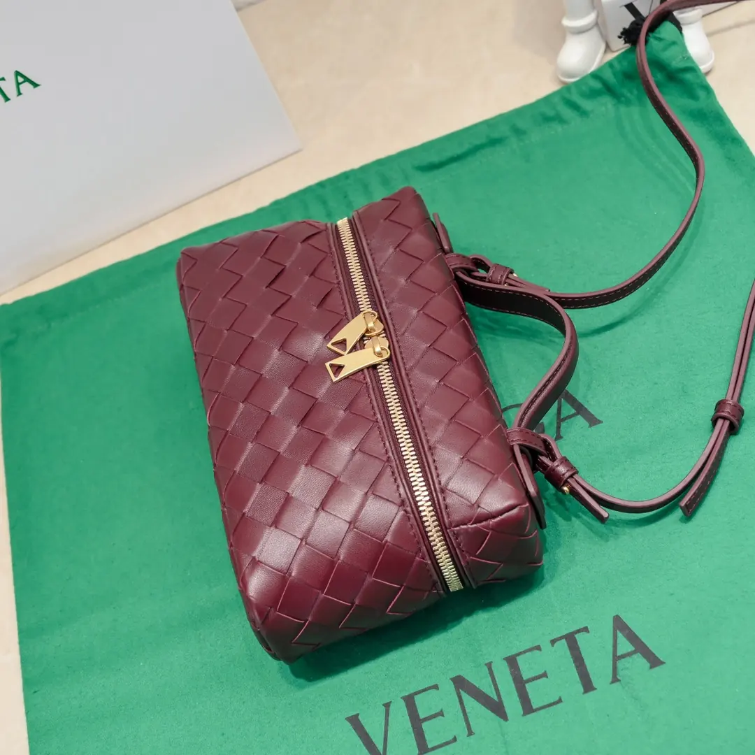 Bottega Veneta Style Crossbody Bag Lookbook Reference image 4