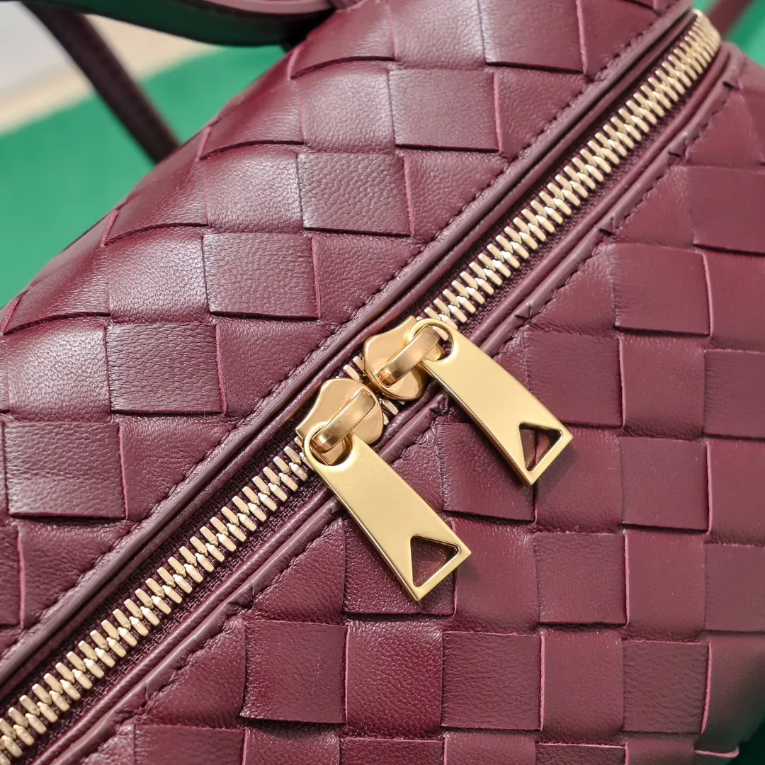 Bottega Veneta Style Crossbody Bag Lookbook Reference image 5