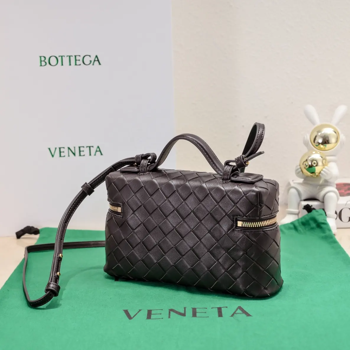 Bottega Veneta Style Crossbody Bag Lookbook Reference image 2