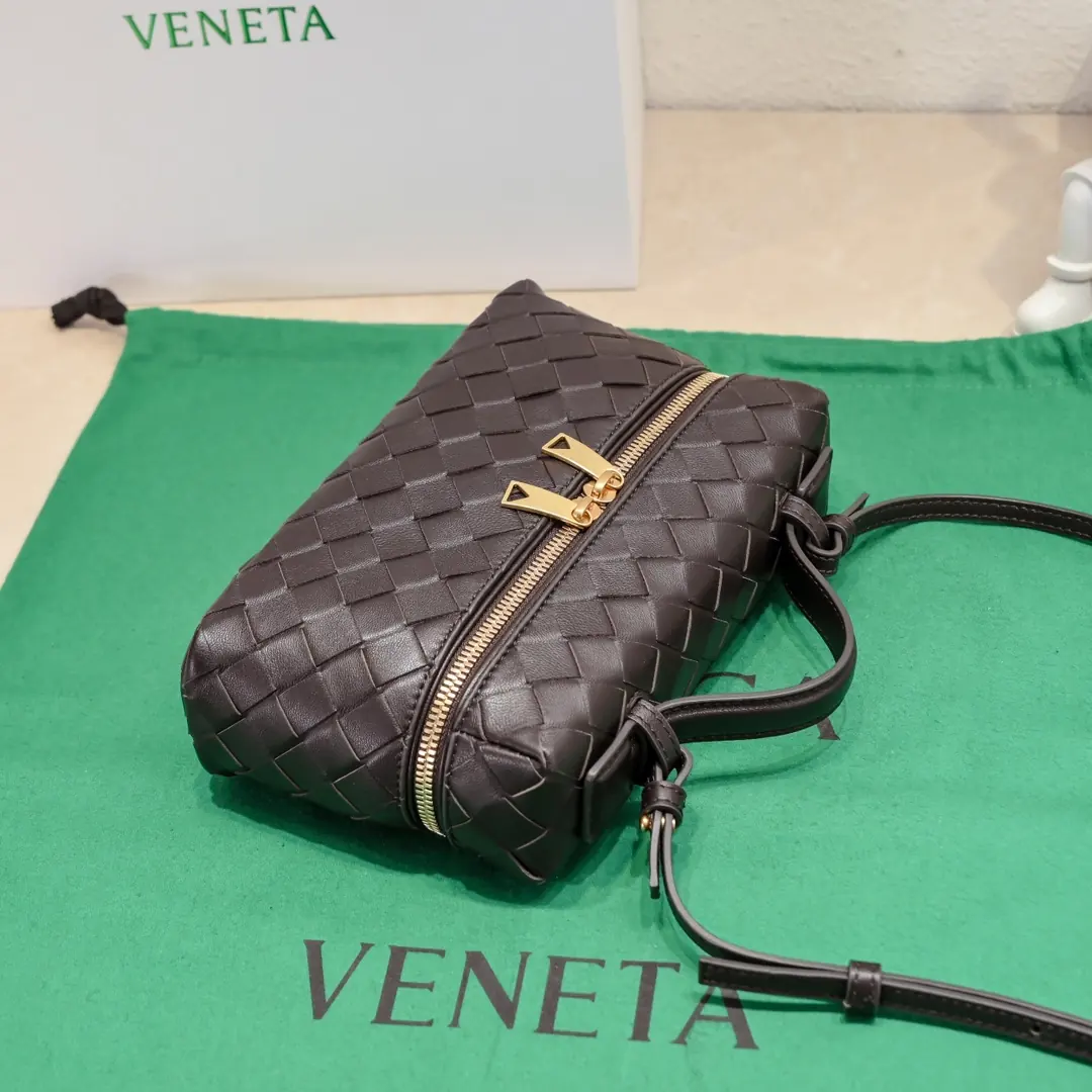 Bottega Veneta Style Crossbody Bag Lookbook Reference image 4