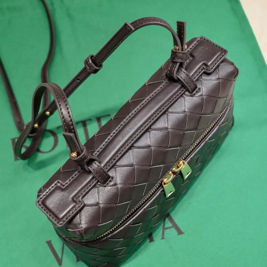 Bottega Veneta Style Crossbody Bag Lookbook Reference image 5
