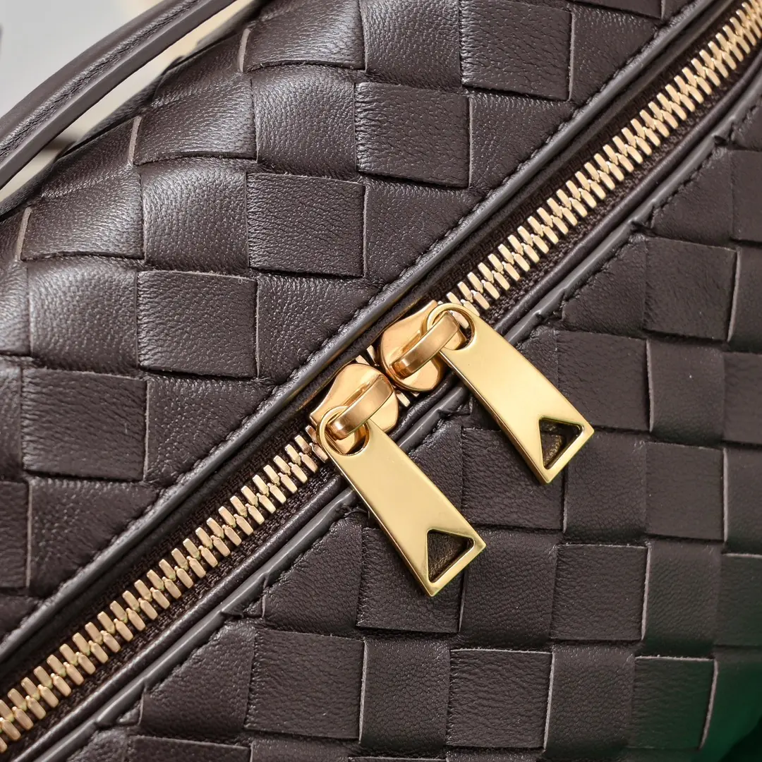 Bottega Veneta Style Crossbody Bag Lookbook Reference image 6