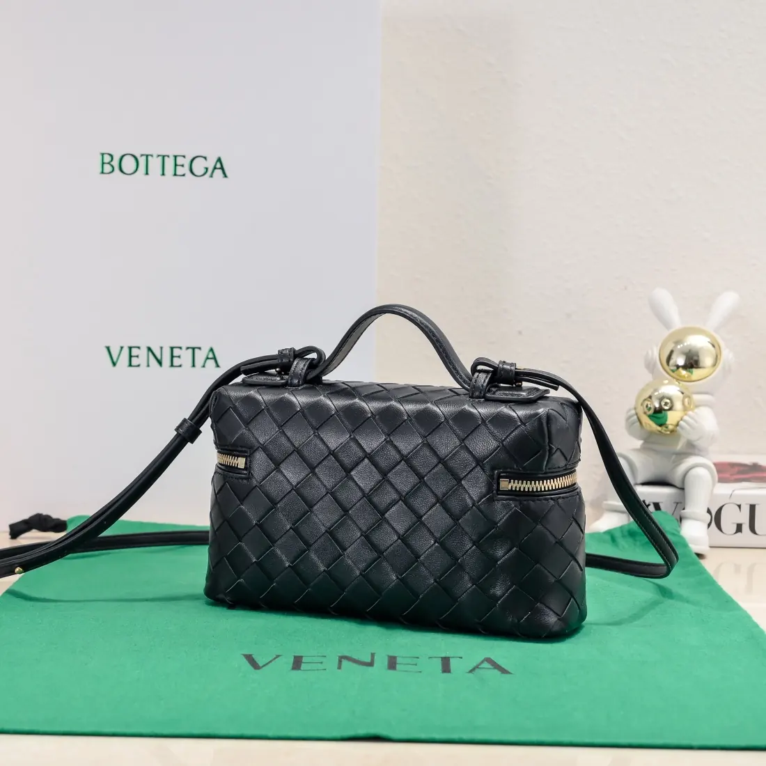 Bottega Veneta Style Crossbody Bag Lookbook Reference image 2