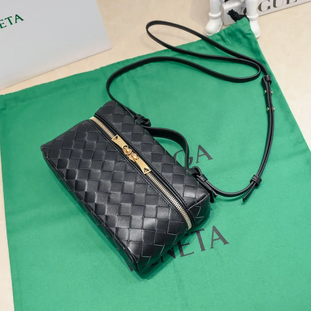Bottega Veneta Style Crossbody Bag Lookbook Reference image 4