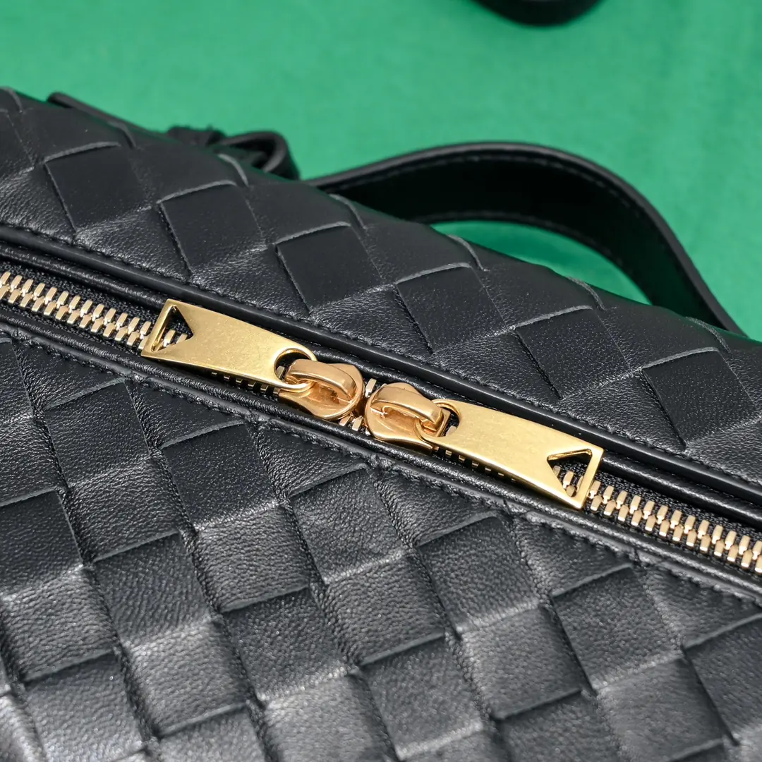 Bottega Veneta Style Crossbody Bag Lookbook Reference image 5