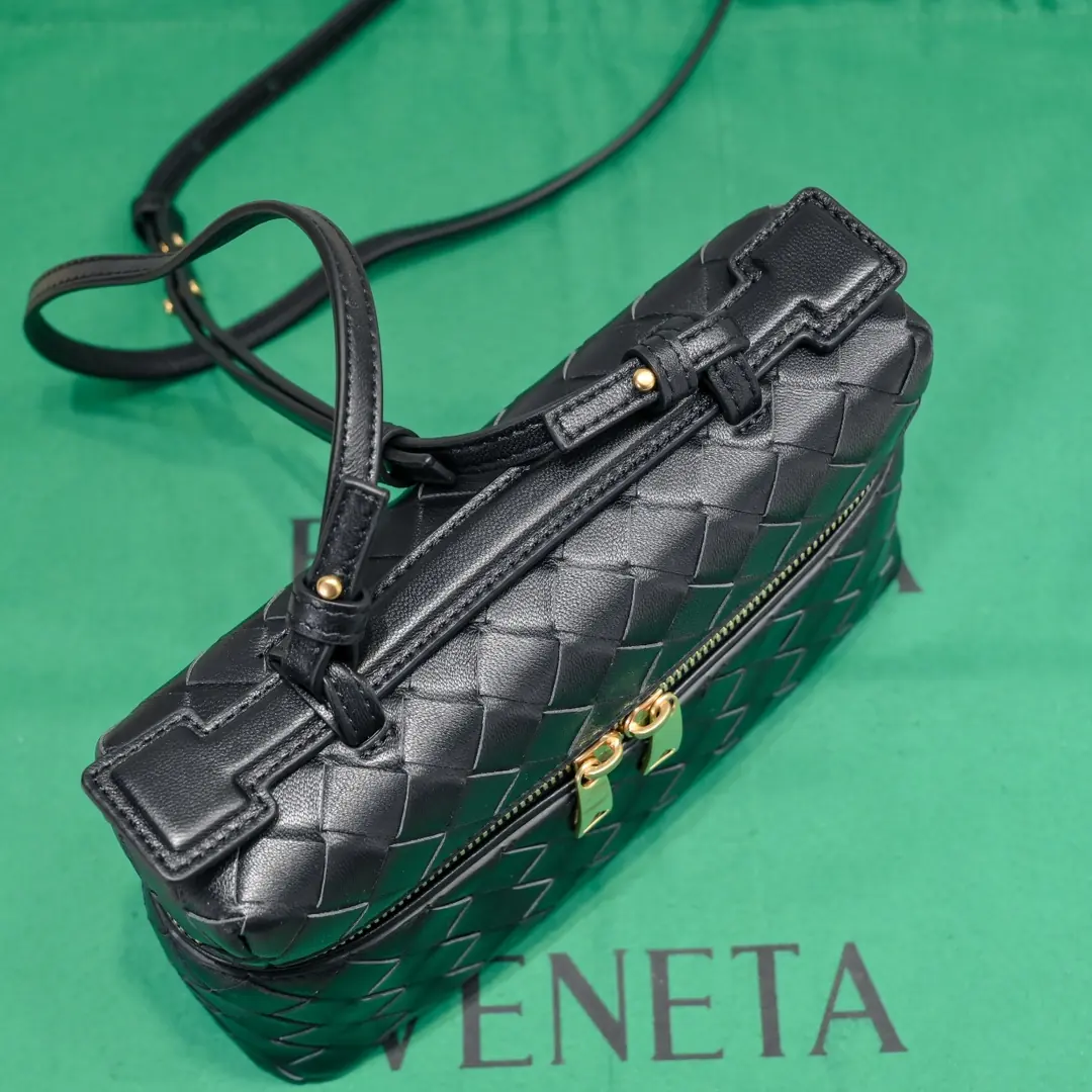 Bottega Veneta Style Crossbody Bag Lookbook Reference image 6
