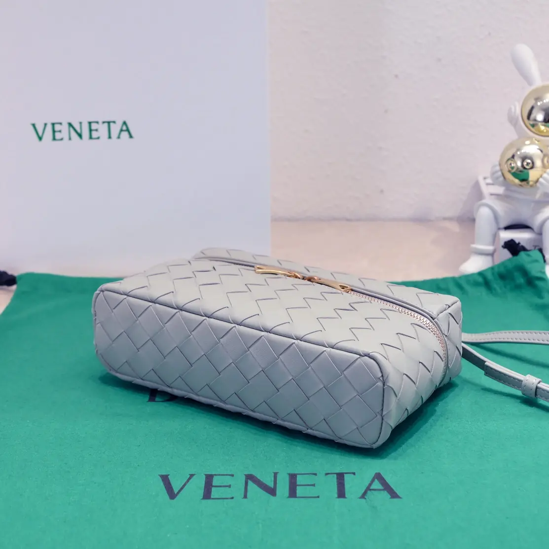 Bottega Veneta Style Crossbody Bag Lookbook Reference image 3