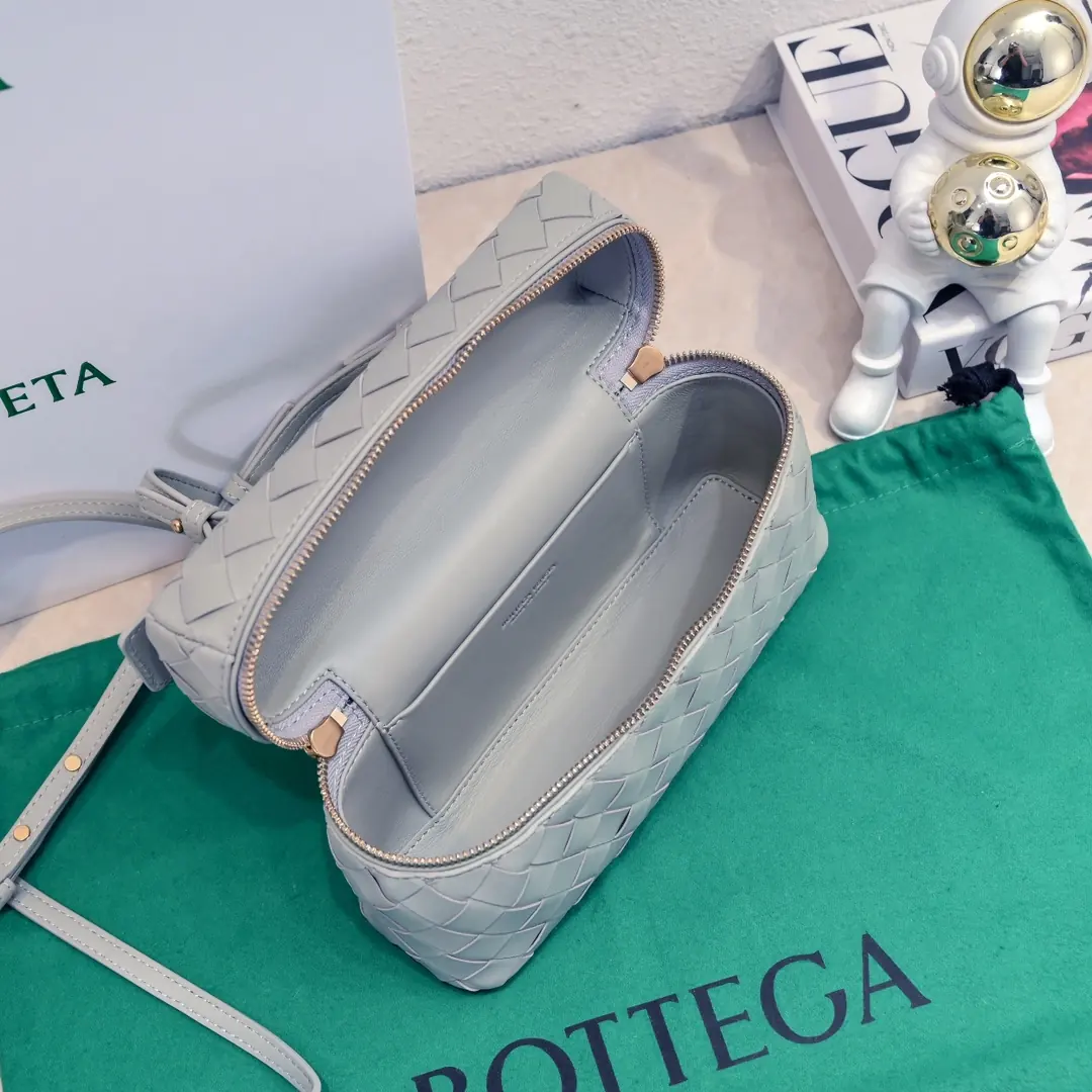 Bottega Veneta Style Crossbody Bag Lookbook Reference image 5