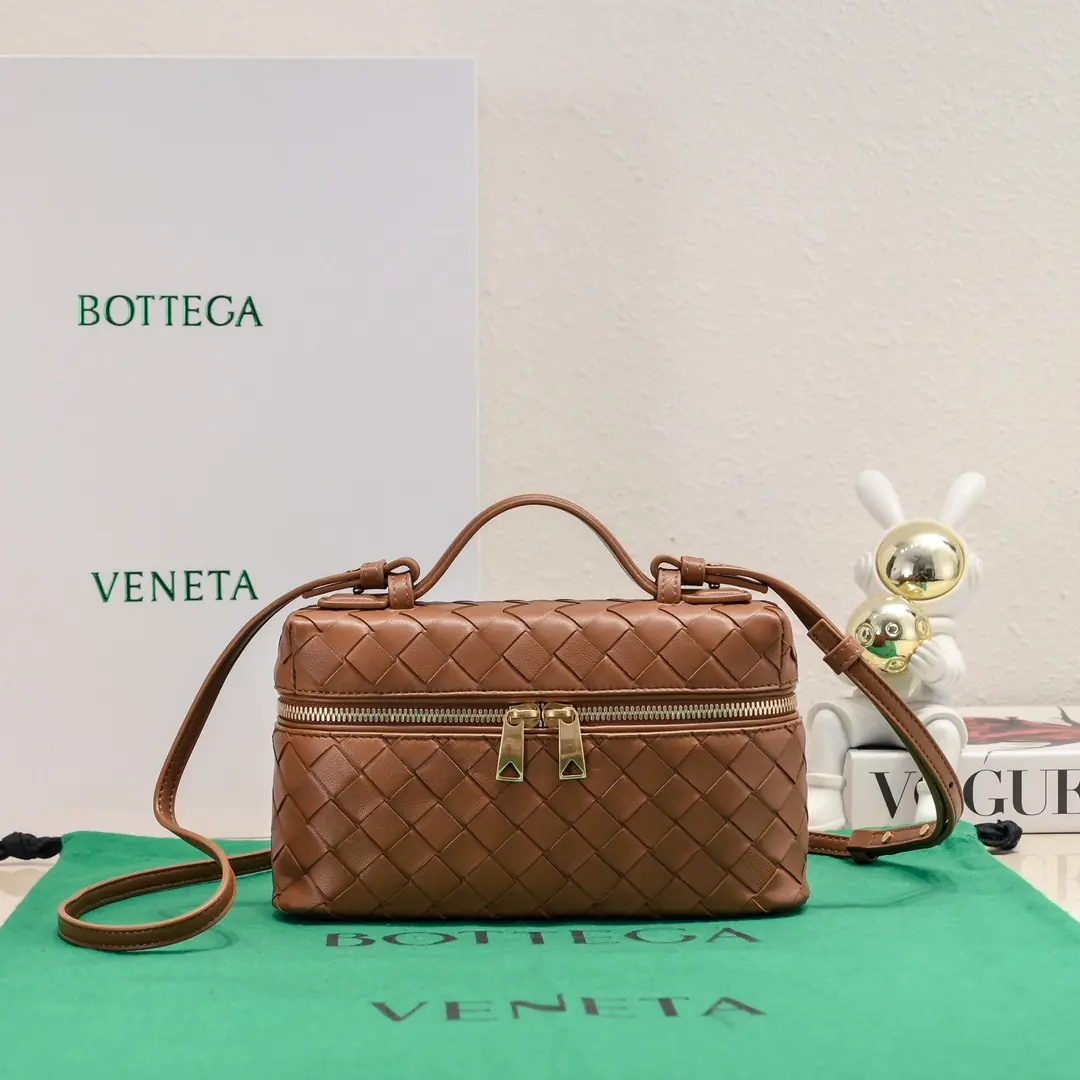 Bottega Veneta Style Crossbody Bag Lookbook Reference image 1