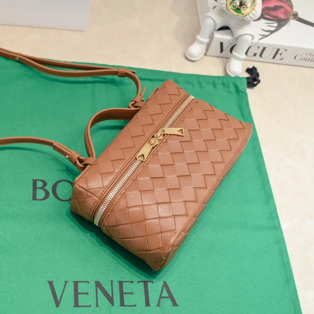 Bottega Veneta Style Crossbody Bag Lookbook Reference image 4