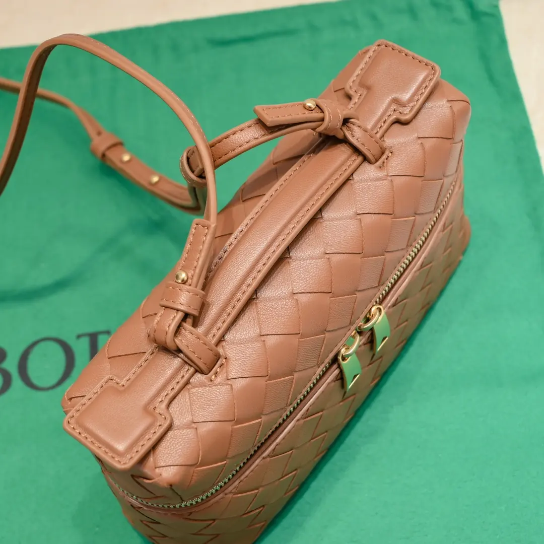Bottega Veneta Style Crossbody Bag Lookbook Reference image 6