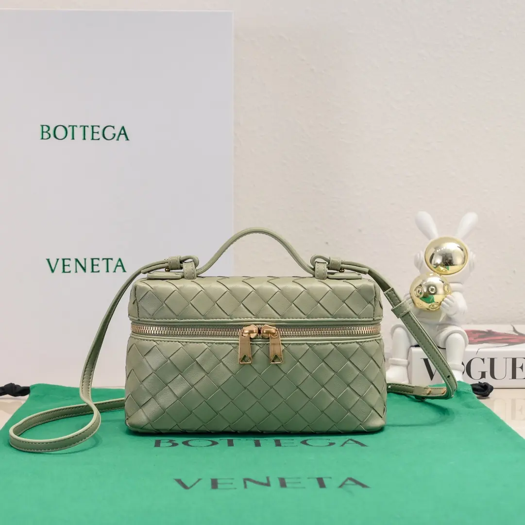 Bottega Veneta Style Crossbody Bag Lookbook Reference image 1