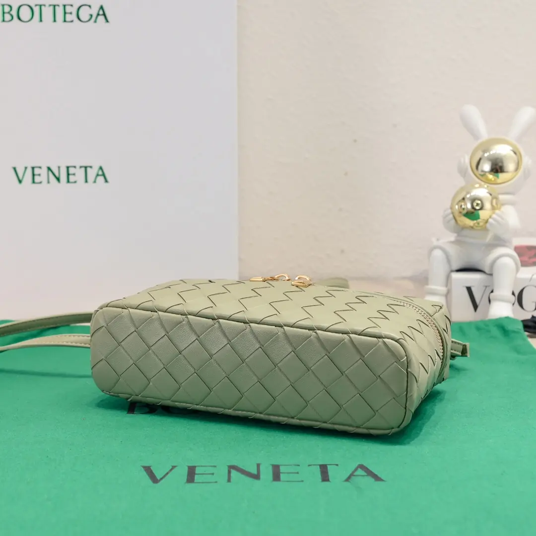 Bottega Veneta Style Crossbody Bag Lookbook Reference image 3